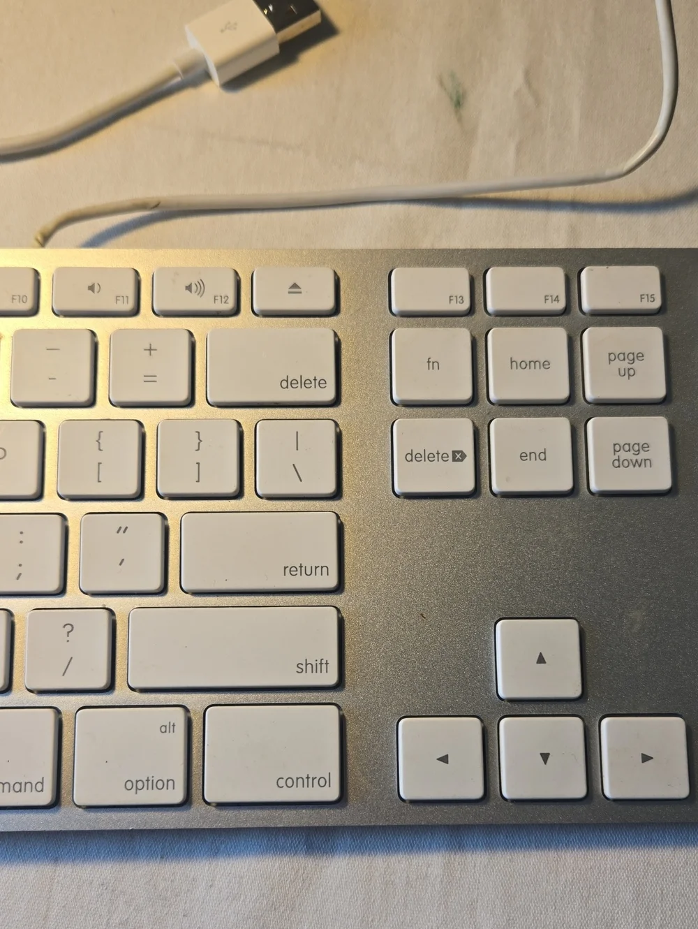 Apple White Wired USB Keyboard with Numeric Keypad
